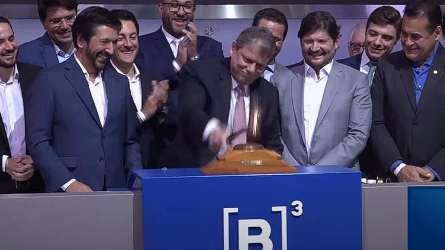 Governador de São Paulo, Tarcísio de Freitas (Republicanos), ao lado do prefeito de São Paulo, Ricardo Nunes (MDB), após leilão de concessão de três linhas da CPTM na B3 Governador de São Paulo, Tarcísio de Freitas (Republicanos), ao lado do prefeito de São Paulo, Ricardo Nunes (MDB), após leilão de concessão de três linhas da CPTM na B3