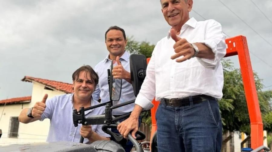 O senador Marcelo Castro (dir.) visita obras de asfaltamento na cidade de José de Freitas (PI), com o ex-prefeito Roger Linhares e o prefeito Pedro Gomes