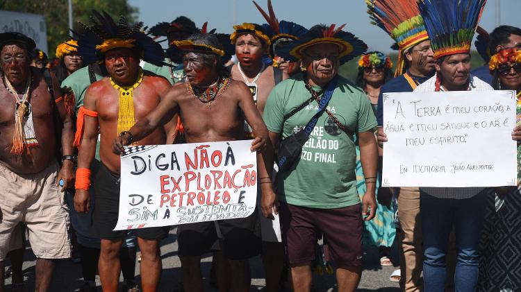 Indígenas protestam no Rio de Janeiro contra leilão de blocos de petróleo Indígenas protestam no Rio de Janeiro contra leilão de blocos de petróleo