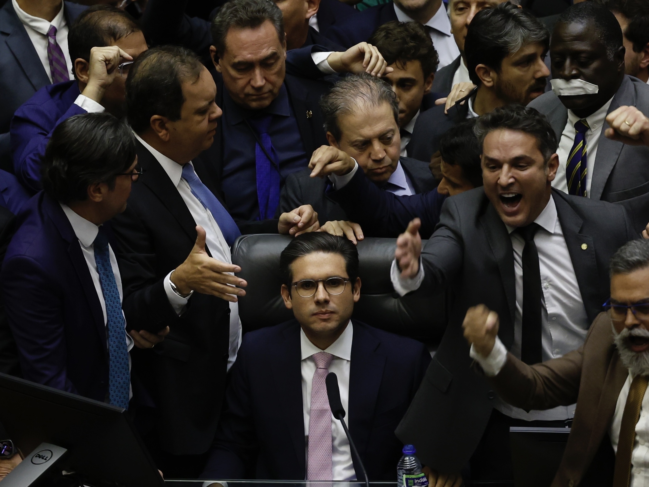 Após confusão, Motta passa de 'traidor' para 'fraco' no Planalto