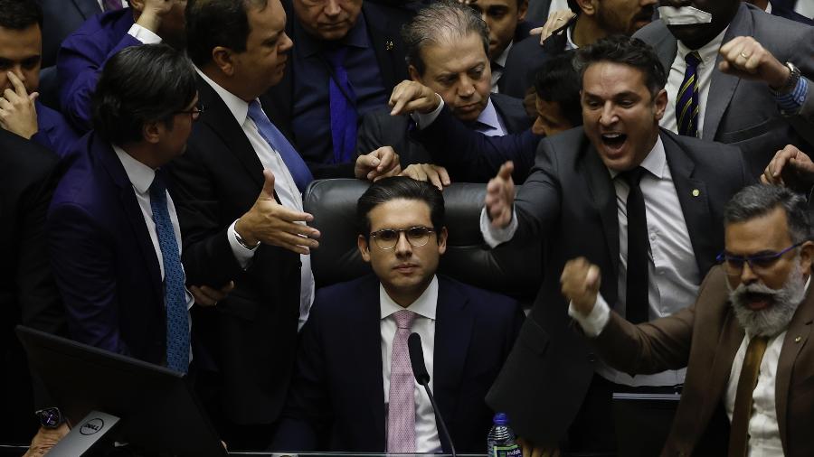 O presidente da Câmara dos Deputados, Hugo Motta (Republicanos-PB), consegue abrir sessão após bloqueio bolsonarista