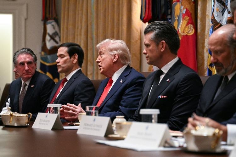 Donald Trump discursa ao lado do secretário do Interior, Doug Burgum, do secretário de Estado, Marco Rubio, do secretário de Defesa, Pete Hegseth, e do secretário de Comércio, Howard Lutnick