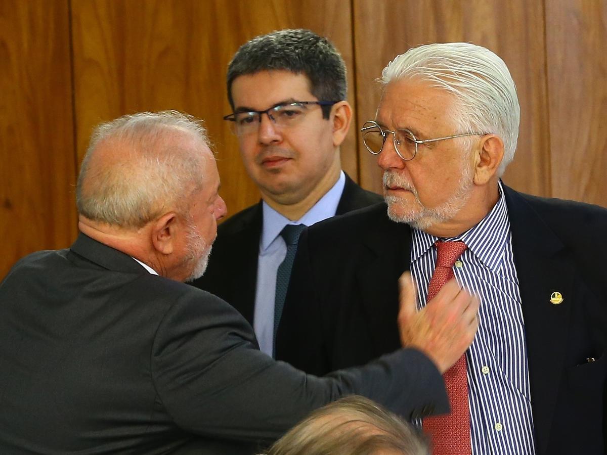Jaques Wagner deixa liderança do governo no Senado insatisfeito