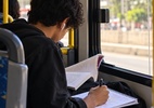Estudo no ônibus e bike para agilizar: jovens fazem malabarismos por Enem