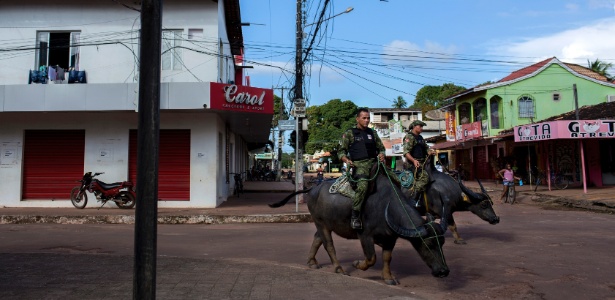 A importância dos búfalos na cultura local foi um dos fatores que levaram a Polícia Militar do Pará a adotar o animal como montaria para o patrulhamento da Ilha de Marajó - Marizilda Cruppe/The New York Times