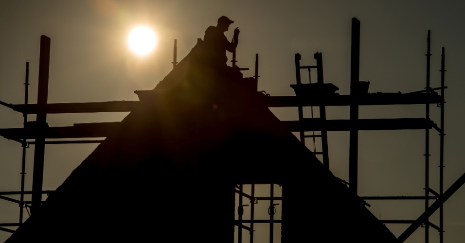 28.set.2015 - Homem trabalha na construção de uma casa em  Godewaersvelde, na França