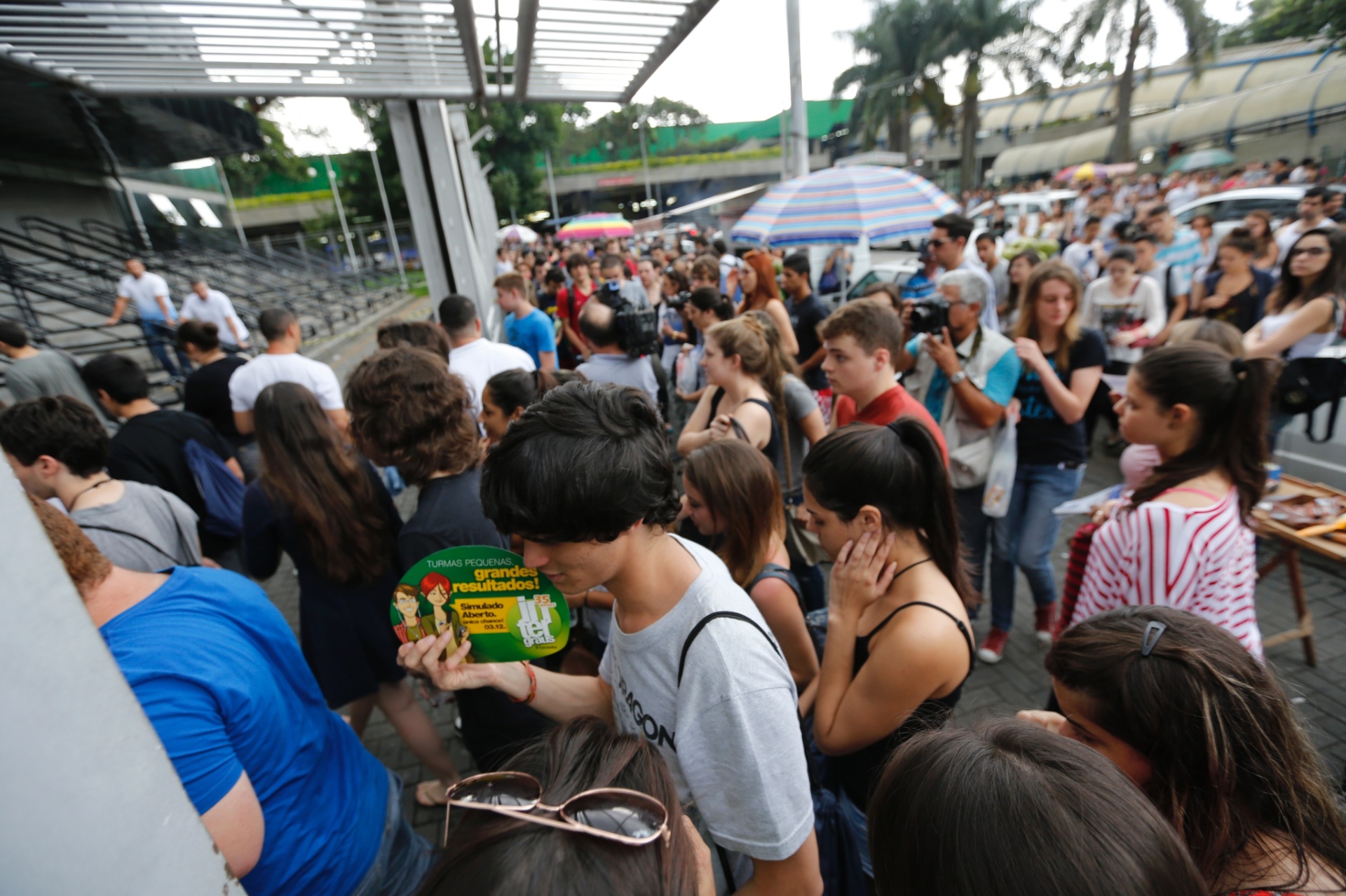 29.nov.2015 - Portões são abertos na Uninove, na Barra Funda, zona oeste de São Paulo, local de prova do vestibular da Fuvest. Candidatos fazem neste domingo as provas da primeira fase do vestibular 2016 - Moacyr Lopes Junior/Folhapress
