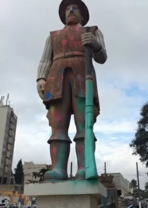 Estátua de Borba Gato, em Santo Amaro, também amanheceu coberta de tinta em 30 de setembro de 2016 - Reprodução/Twitter - Reprodução/Twitter