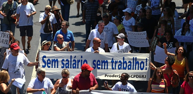 Servidores do Estado do Rio de Janeiro participam de protesto contra o atraso no pagamento de salários e pensões para o funcionalismo público - Fábio Motta/Estadão Conteúdo - 5.jan.2017