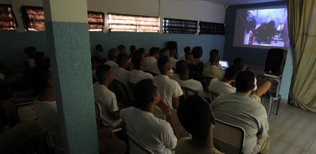 11.mai.2017 - Detentos assistem documentário sobre tornozeleira eletrônica na Penitenciária Adriano Marrey, em Guarulhos, na grande São Paulo.  - Felipe Rau/Estadão Conteúdo