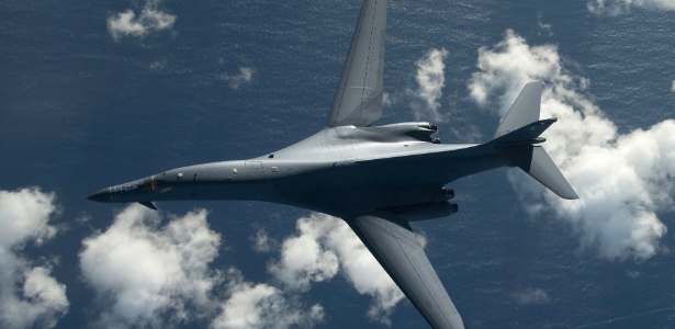30.jul.2017 - Imagem de arquivo divulgada pela força aérea americana mostra avião militar participando de missão que saiu da base de Guam - Força Aérea dos EUA via AFP