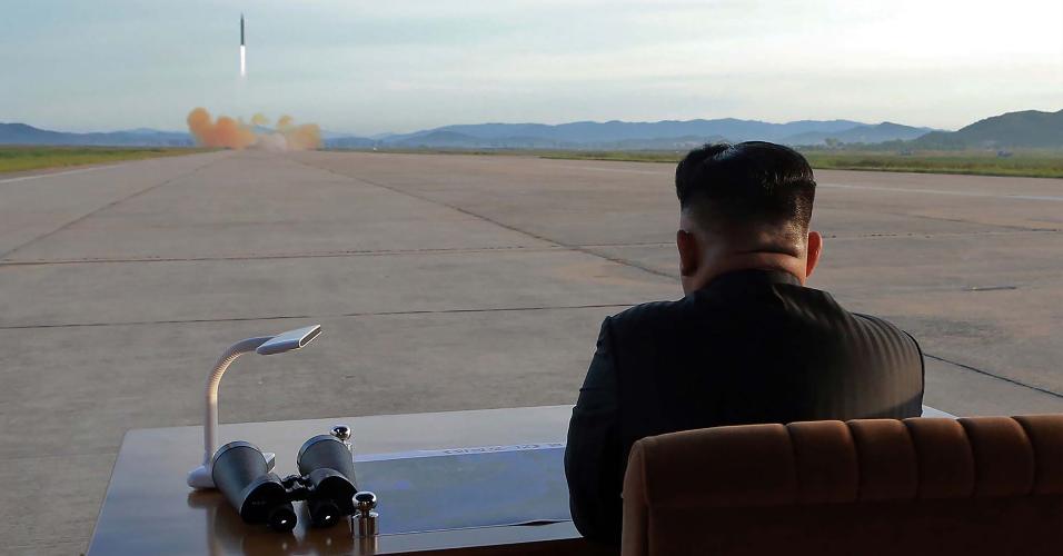 O líder norte-coreano Kim Jong-un observa lançamento de míssel balístico