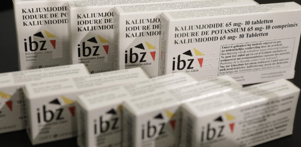 Caixas de pastilhas de iodo são exibidas para a imprensa durante divulgação do plano do governo belga para uma emergência nuclear - Thierry Roge/ Belga/ AFP