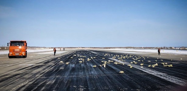 15.mar.2018 - Lingotes de ouro ficaram espalhados no chão do aeroporto de Yakutsk após decolagem de avião - YakutiaMedia/HO/AFP