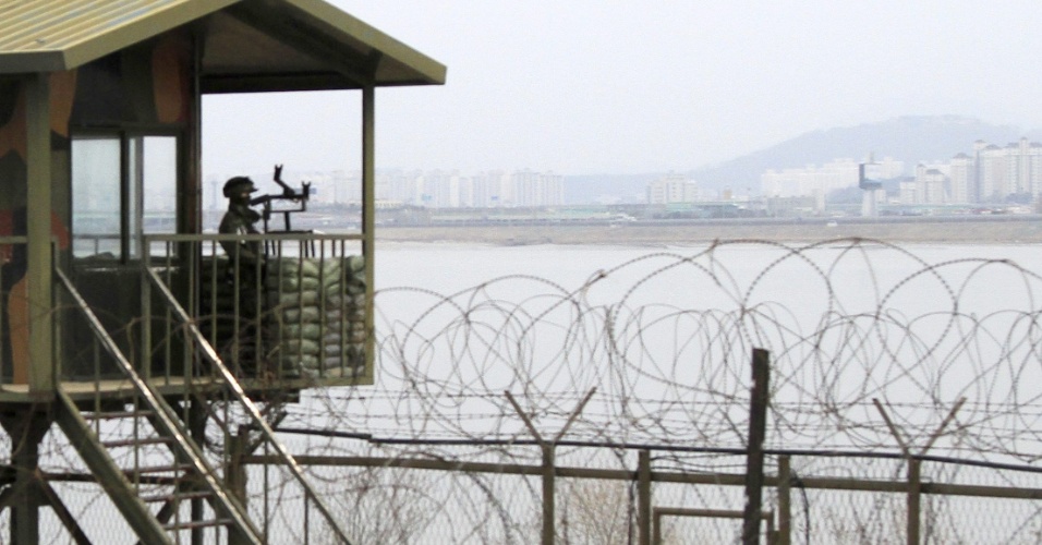 Soldado sul-coreano protege a fronteira na Zona desmilitarizada