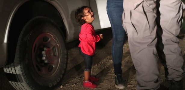 A foto feita por John Moore se tornou um símbolo de famílias migrantes que tentam entrar nos EUA com menores - John Moore/Getty Images