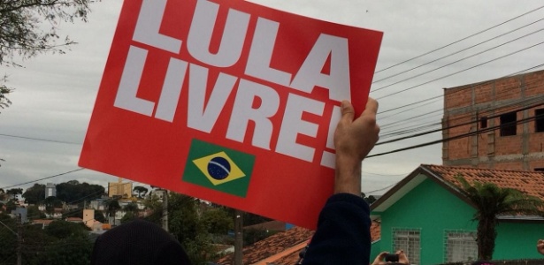 Com placas e cartazes, militantes deram bom dia ao ex-presidente em Curitiba