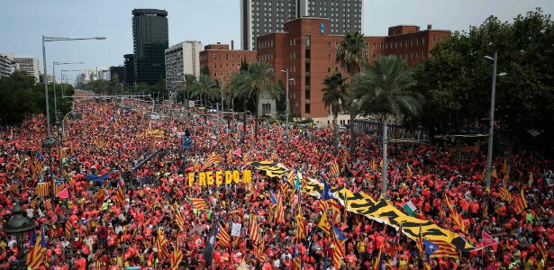 11.set.2018 - Milhares de pessoas pró-independência da Catalunha protestam em Barcelona - Pau Barrena/AFP