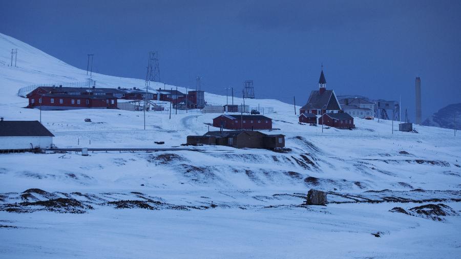 Cidade de Longyearbyen, a mais ao norte do planeta, localizada no arquipélago de Svalbard -  Lalo de Almeida/ Folhapress