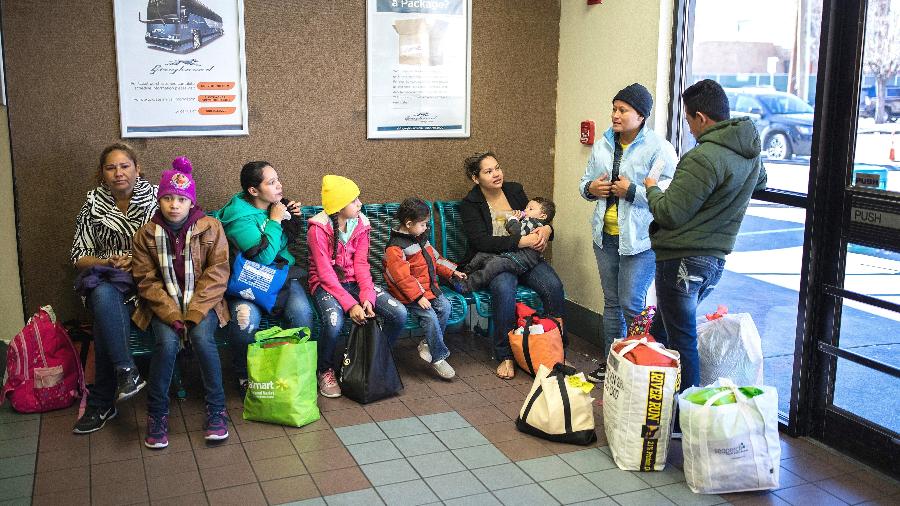 27.dez.2018 - Um grupo de imigrantes de Honduras espera por um ônibus para Dallas dentro de estação em El Paso, Texas - Ivan Pierre Aguirre/The New York Times