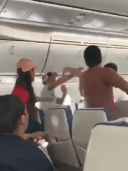 Passageiros brigam em voo da Austrália para Singapura - Reprodução de vídeo