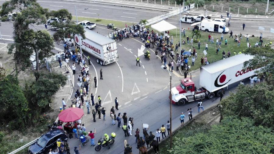 7.fev.2019 - Imagem aérea mostra caminhões carregados com ajuda humanitária para a Venezuela em direção à ponte Tienditas, na fronteira entre Cucuta (Colômbia) e Tachira (Venezuela). Militares venezuelanos bloquearam a ponte - Edinson Estupinan/AFP