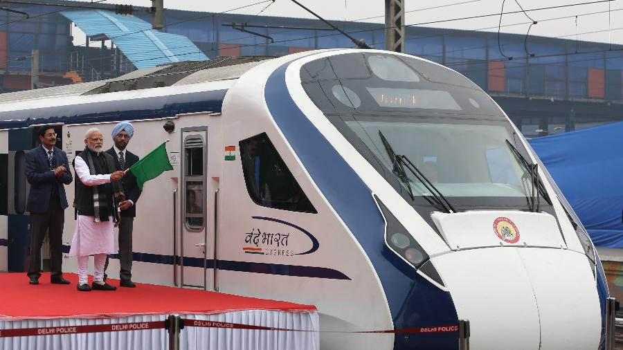 O premiê indiano Narendra Modi inaugura trem antes de veículo bater em uma vaca - STR/AFP