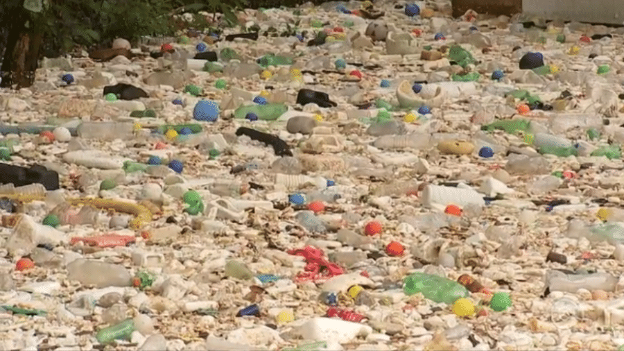 Rio Tietê transborda e enche ruas de Salto (SP) de lixo e garrafas PET - Reprodução/TV Tem
