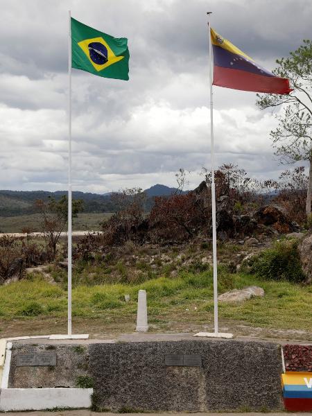 Bandeiras do Brasil e da Venezuela na fronteira em Pacaraima