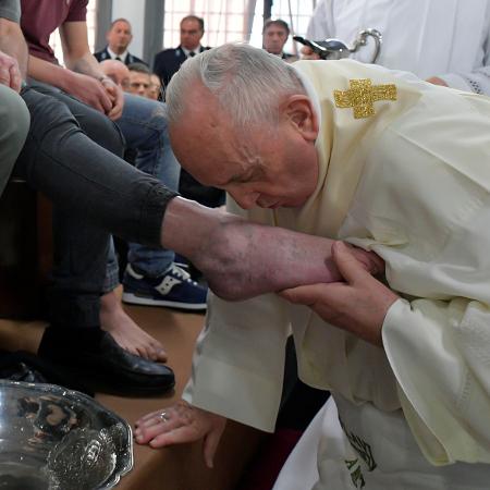 Papa beijando o pé de um preso Papa beijando o pé de um preso