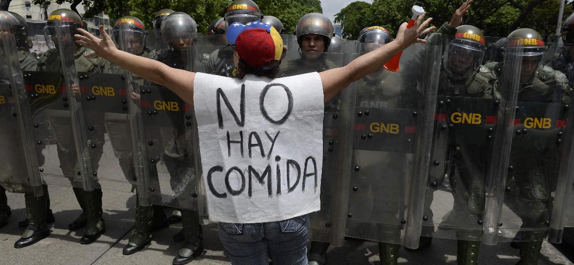 "Não há comida", mostra cartaz de manifestante em protesto na Venezuela - AFP