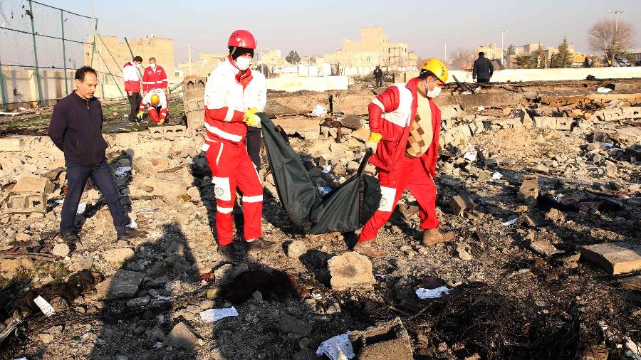 08.jan.2020 - Equipes resgatam corpo no local onde um avião da Ukraine International Airlines caiu em Teerã, matando 176 pessoas - AFP