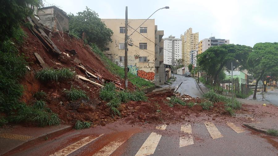 25.jan.2020 - Chuvas causaram danos na avenida dos Andradas, em Belo Horizonte, MG, neste sábado, 25 - Luidgi Carvalho/Estadão Conteúdo