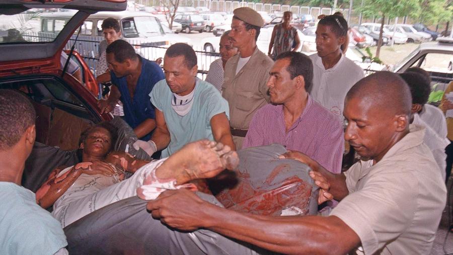 Mulher que foi vítima de explosão em fábrica de fogos em Santo Antônio de Jesus, na Bahia, é socorrida - José Simões - 11.dez.1998/Correio da Bahia