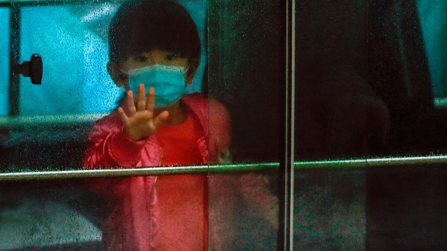 Criança é retirada de prédio esvaziado durante surto de coronavírus em Hong Kong - TYRONE SIU