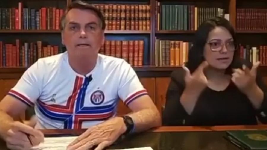 Frame de vídeo de "live" em que o presidente Bolsonaro, ignorando a lei sobre LGO, acaba por fazer um misto de ameaça e chantagem contra todos os governadores - Reprodução de Youtube