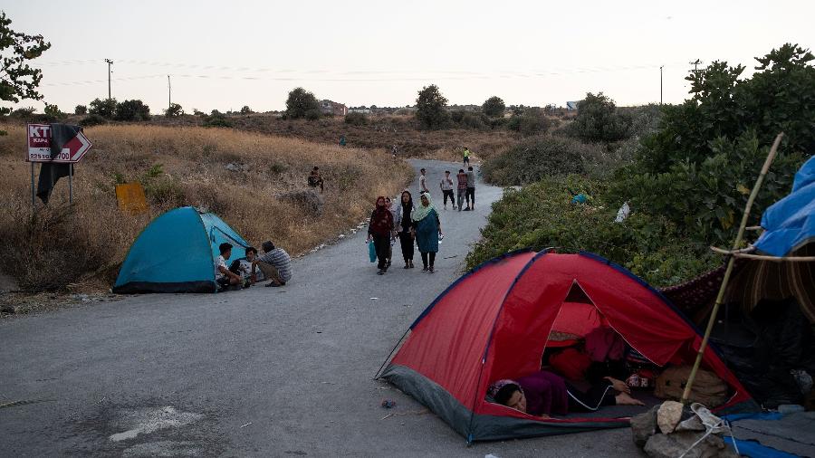 Refugiados e imigrantes se abrigam em tendas após incêndio destruir acampamento da ilha grega de Lesbos - ALKIS KONSTANTINIDIS