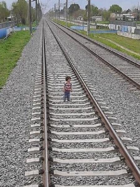 Condutor de trem conseguiu frear a tempo de evitar atropelamento de criança de 3 anos na Argentina - Reprodução