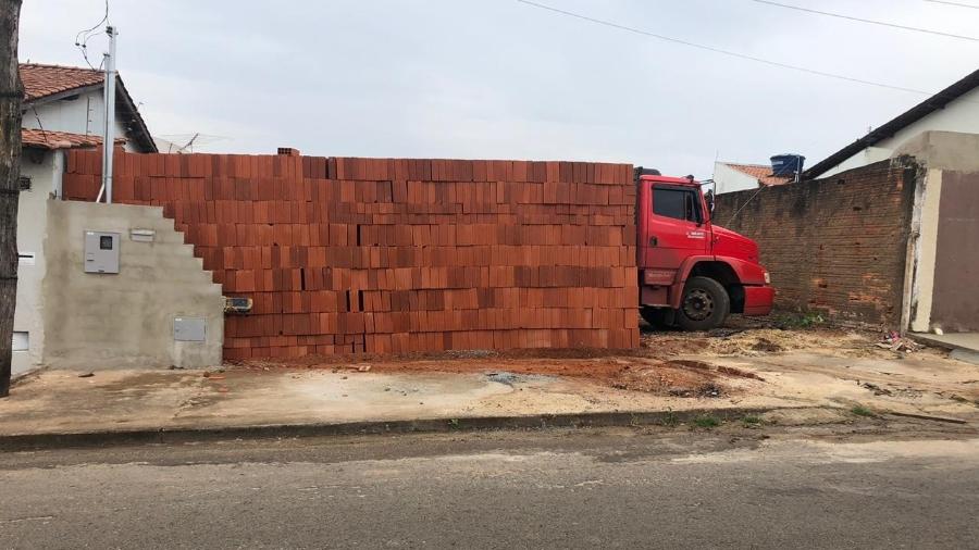 Caminhão fica preso após motorista retirar milhares de tijolos em Anápolis (GO) - Arquivo Pessoal