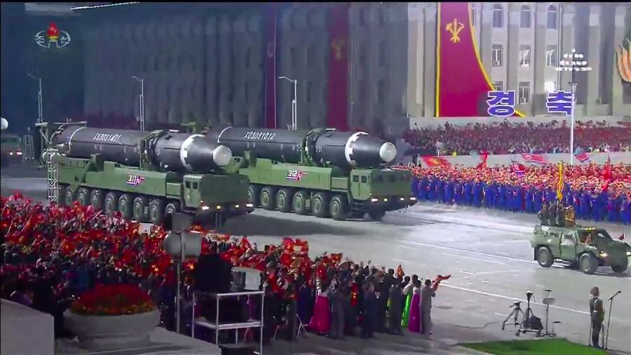 10.out.2020 -Captura de tela retirada de uma transmissão da KCNA mostra mísseis balísticos intercontinentais norte-coreanos urante um desfile militar que marca o 75º aniversário da fundação do Partido dos Trabalhadores, na praça Kim Il Sung em Pyongyang  - KCNA via KNS/AFP