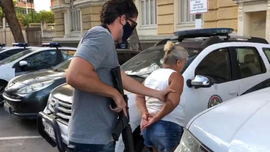 Polícia prende governanta suspeita de desviar mais de R$ 2 mi de idosa; ela teria comprado carro para amante - Divulgação/Polícia Civil