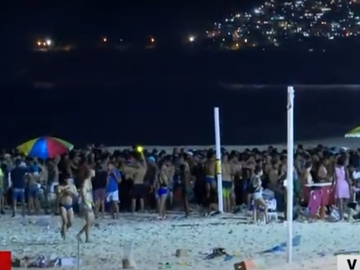 Festa lota areias e causa aglomeração na praia de Ipanema, no Rio