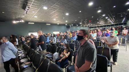 Fiéis assistem culto na igreja Renascer - Anahi Martinho/UOL - Anahi Martinho/UOL