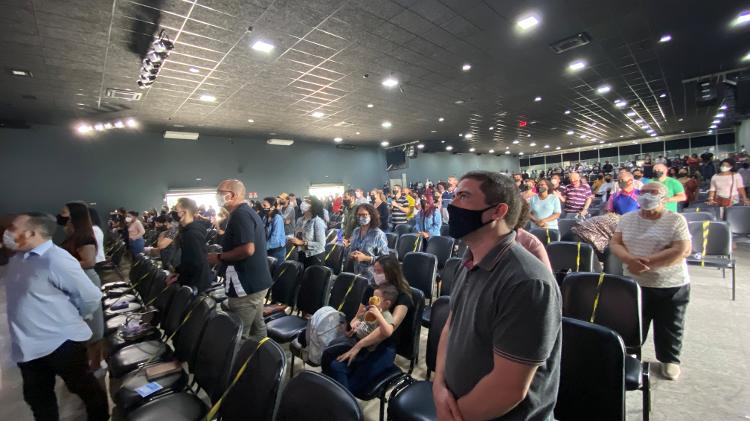 Fiéis assistem culto na igreja Renascer - Anahi Martinho/UOL - Anahi Martinho/UOL