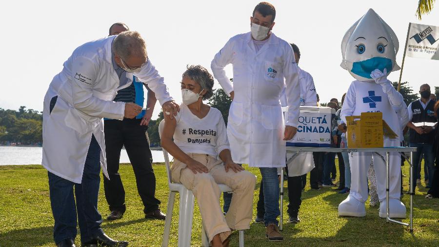 Ministro da Saúde, Marcelo Queiroga, aplica vacina contra covid-19 em moradora da ilha de Paquetá, no Rio - ERBS JR./FRAMEPHOTO/ESTADÃO CONTEÚDO