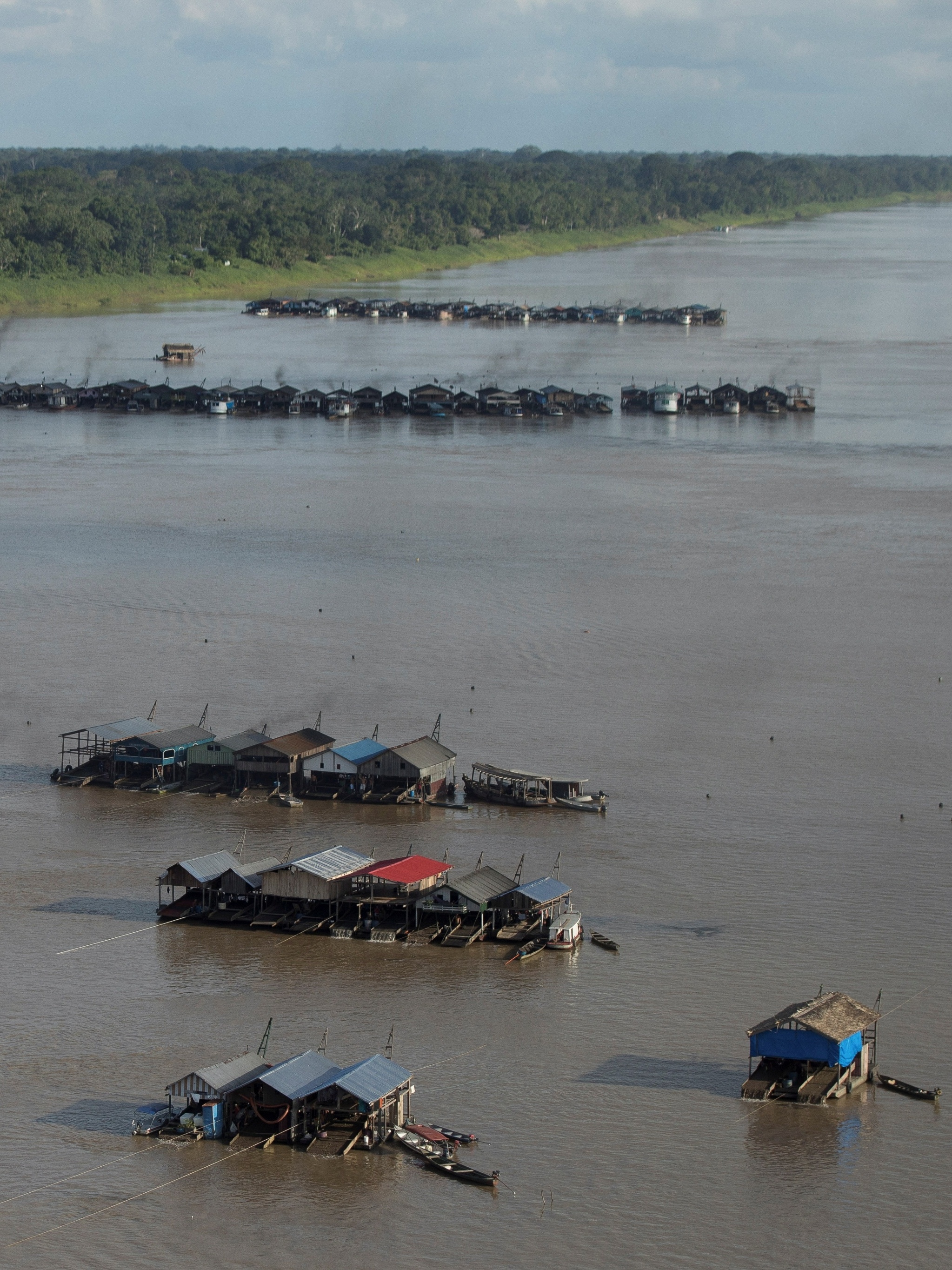 Polícia Federal tenta conter Serra Pelada fluvial na Amazônia imagem