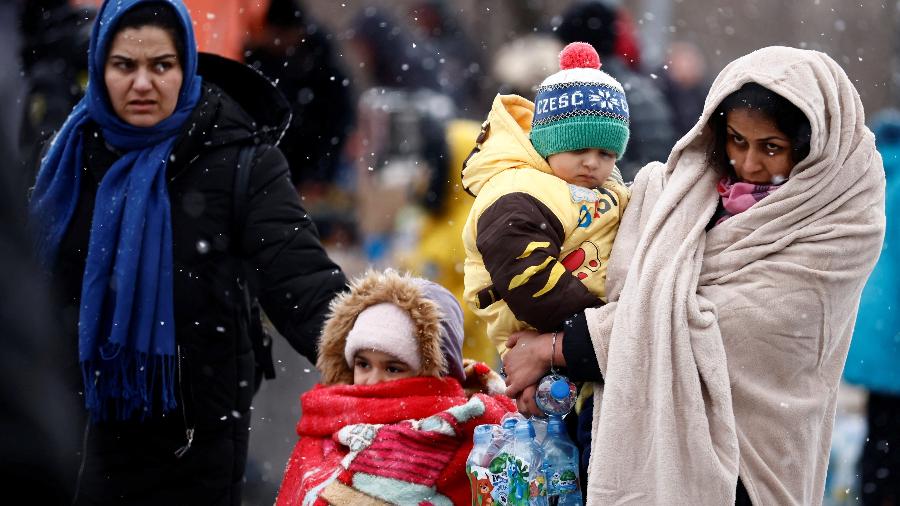 Mulheres e criança fogem da guerra da Rússia com a Ucrânia - Reuters