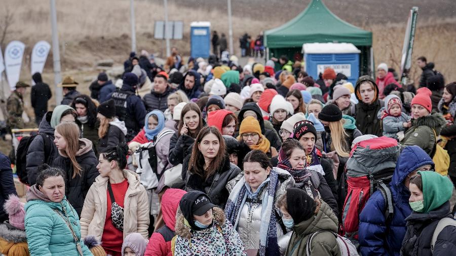 5.mar.2022 - Refugiados esperam na fronteira ucraniana-polonesa em Medyka pelo ônibus para continuar sua jornada - Kay Nietfeld/picture alliance via Getty Images