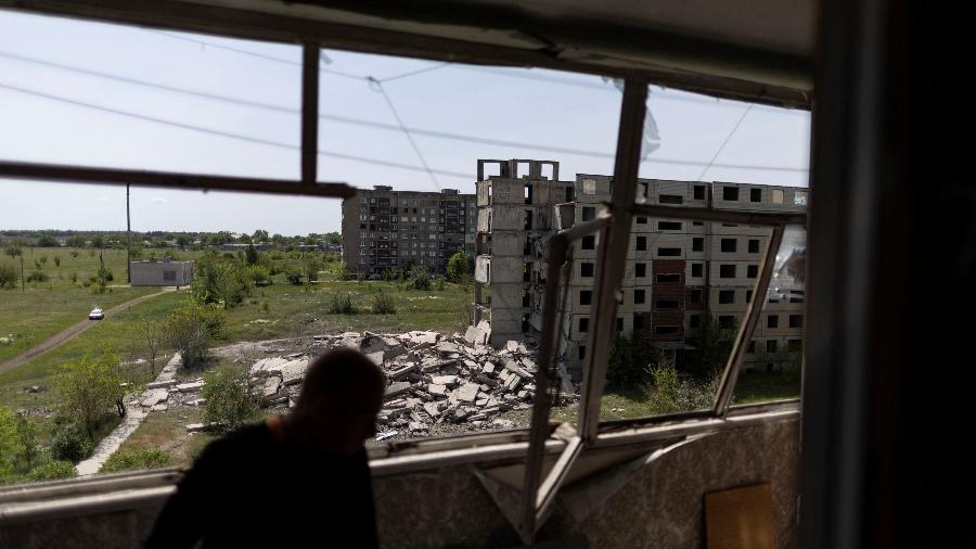 26.mai.2022 - Homem em visto dentro de apartamento danificado após ataque em Kramatorsk, cidade da região de Donetsk, leste da Ucrânia - Carlos Barria/Reuters