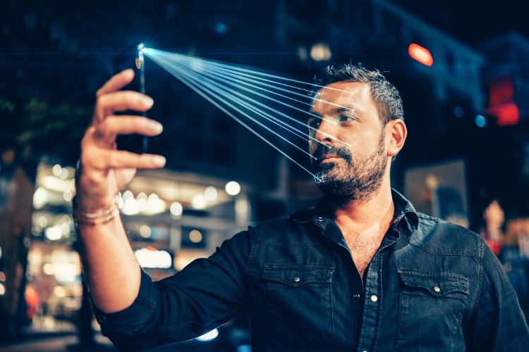 Homem usa reconhecimento facial em celular Homem usa reconhecimento facial em celular